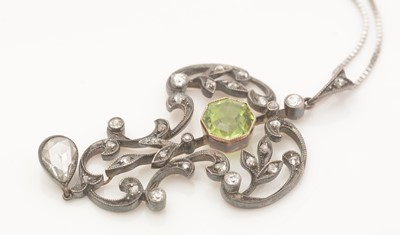Lot 789 - An Edwardian peridot and diamond pendant in fitted box