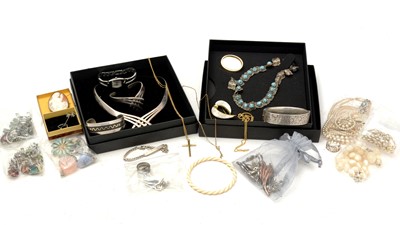 Lot 453 - A selection of silver and other jewellery