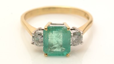 Lot 792 - An emerald and diamond ring