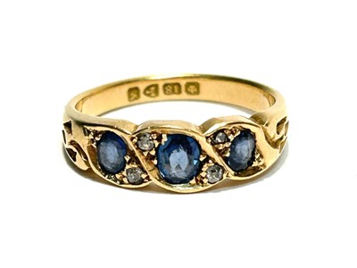 Lot 144 - A sapphire and diamond ring