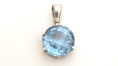 Lot 795 - A spinel pendant