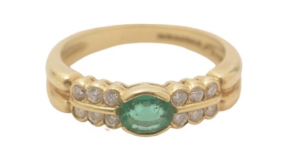 Lot 804 - An emerald and diamond ring