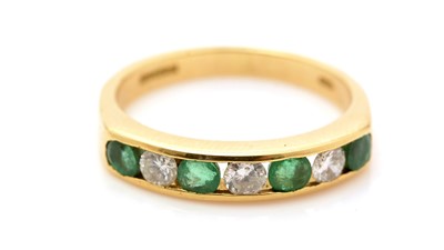 Lot 805 - An emerald and diamond ring