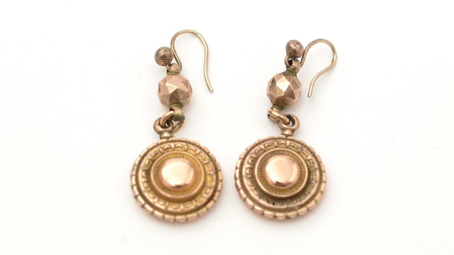 Lot 134 - A pair of Victorian yellow gold drop earrings