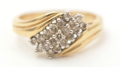 Lot 169 - A diamond dress ring