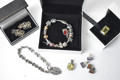 Lot 227 - A selection of silver and costume jewellery
