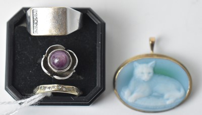 Lot 228 - An agate and 9ct gold brooch pendant; and two rings