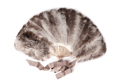 Lot 966 - A Belle Epoque ostrich feather fan retailed by Duvelleroy