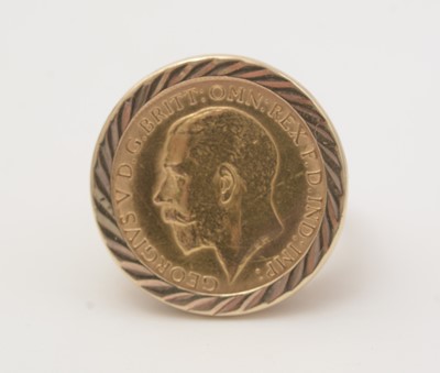 Lot 102 - A George V gold half sovereign ring