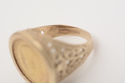 Lot 102 - A George V gold half sovereign ring