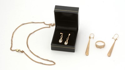 Lot 113 - A 9ct gold necklace and other gold jewellery