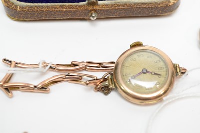 Lot 231 - A 9ct gold watch and gold jewellery