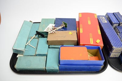 Lot 481 - A selection of Hornby Dublo 00-Gauge model railway items