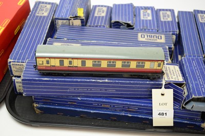 Lot 481 - A selection of Hornby Dublo 00-Gauge model railway items