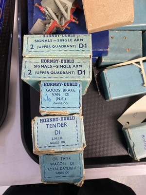 Lot 481 - A selection of Hornby Dublo 00-Gauge model railway items