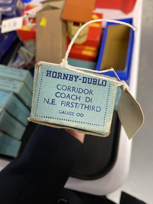 Lot 481 - A selection of Hornby Dublo 00-Gauge model railway items