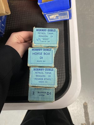 Lot 481 - A selection of Hornby Dublo 00-Gauge model railway items