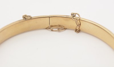 Lot 183 - A 9ct yellow gold bangle; and a cameo dress ring