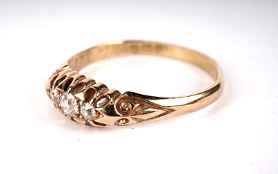 Lot 418 - An Edwardian three stone diamond ring