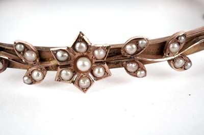 Lot 421 - A Victorian seed pearl and 9ct gold bangle