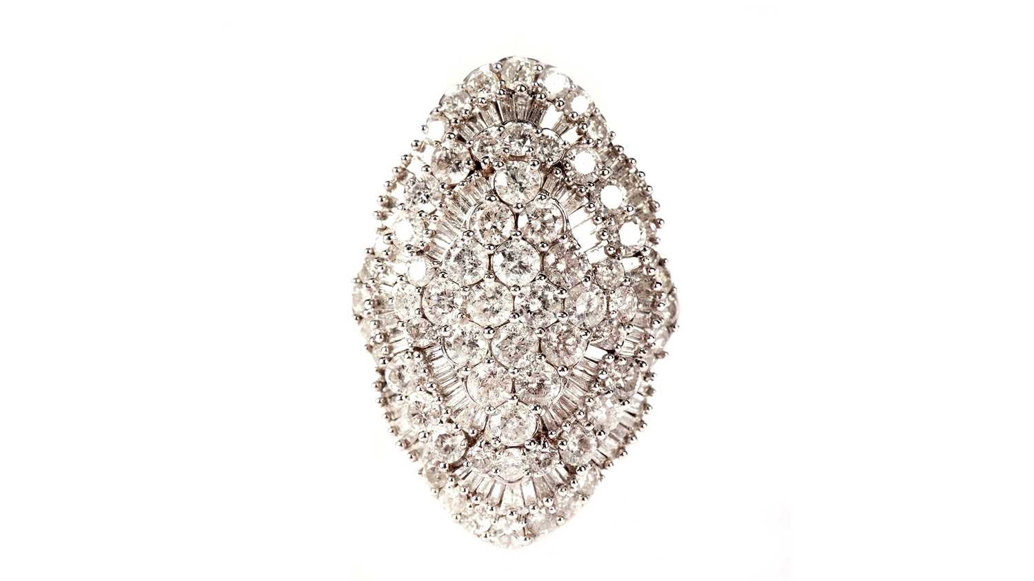 Lot 1187 - A diamond dress ring