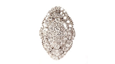 Lot 1187 - A diamond dress ring