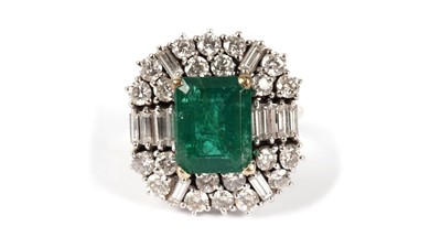 Lot 1191 - An emerald and diamond cluster ring