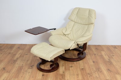Lot 26 - Stressless Ekornes; A retro reclining swivel easychair with matching footstool