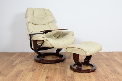 Lot 26 - Stressless Ekornes; A retro reclining swivel easychair with matching footstool