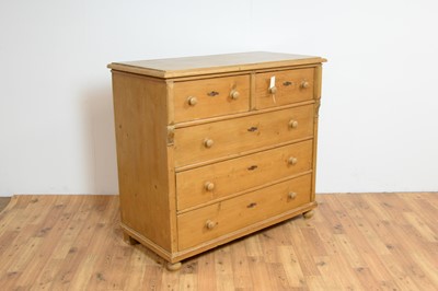 Lot 5 - A 20th Century pine chest of drawers