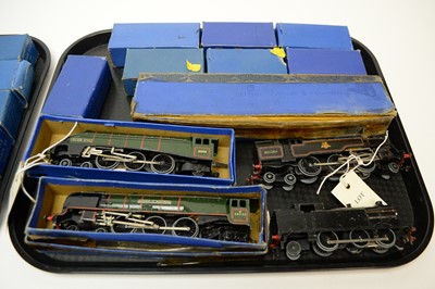 Lot 483 - A selection of Hornby 00 gauge model railway items