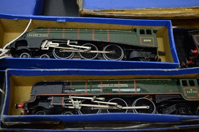Lot 483 - A selection of Hornby 00 gauge model railway items