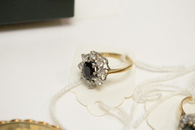 Lot 261 - A selection of gold jewellery