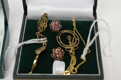 Lot 261 - A selection of gold jewellery