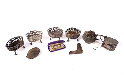 Lot 648 - A selection of silver items