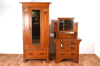 Lot 46 - An Arts and Crafts early 20th Century oak bedroom suite