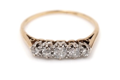 Lot 471 - A five stone diamond ring
