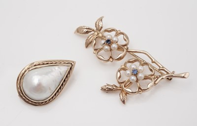 Lot 469 - A floral brooch and a mabe pearl pendant