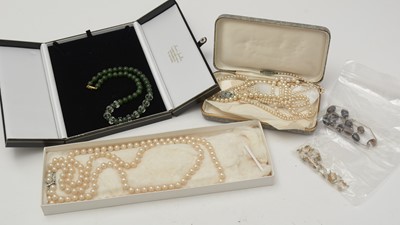 Lot 446 - A selection of costume jewellery