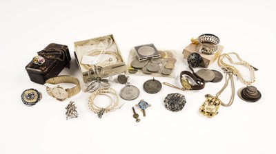 Lot 457 - A small selection of jewellery, watches and coins