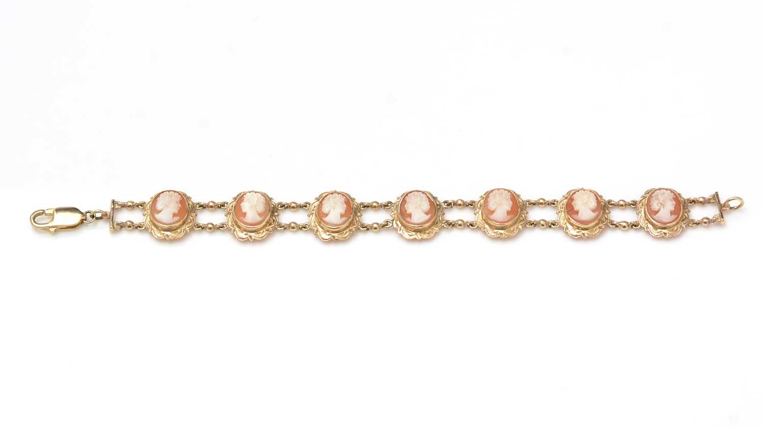 Lot 471 - A carved shell cameo and 9ct yellow gold bracelet