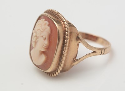 Lot 472 - A selection of carved shell cameo jewellery