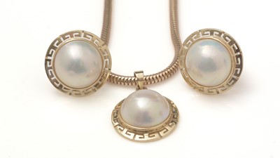 Lot 474 - A Mabe pearl and 14ct yellow gold pendant and matching earrings