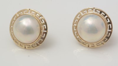 Lot 474 - A Mabe pearl and 14ct yellow gold pendant and matching earrings