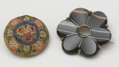 Lot 479 - A selection of brooches
