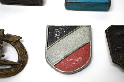 Lot 275 - A selection of WWII military interest collectibles