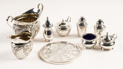 Lot 517 - A selection of silver items