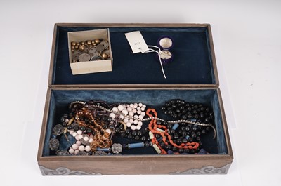 Lot 538 - A pewter mounted Arts and Crafts box containing jewellery