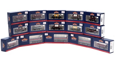 Lot 545 - Bachmann rolling stock and other related items