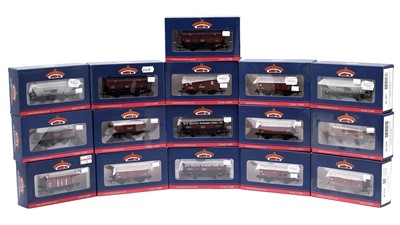 Lot 546 - Bachmann rolling stock and other items